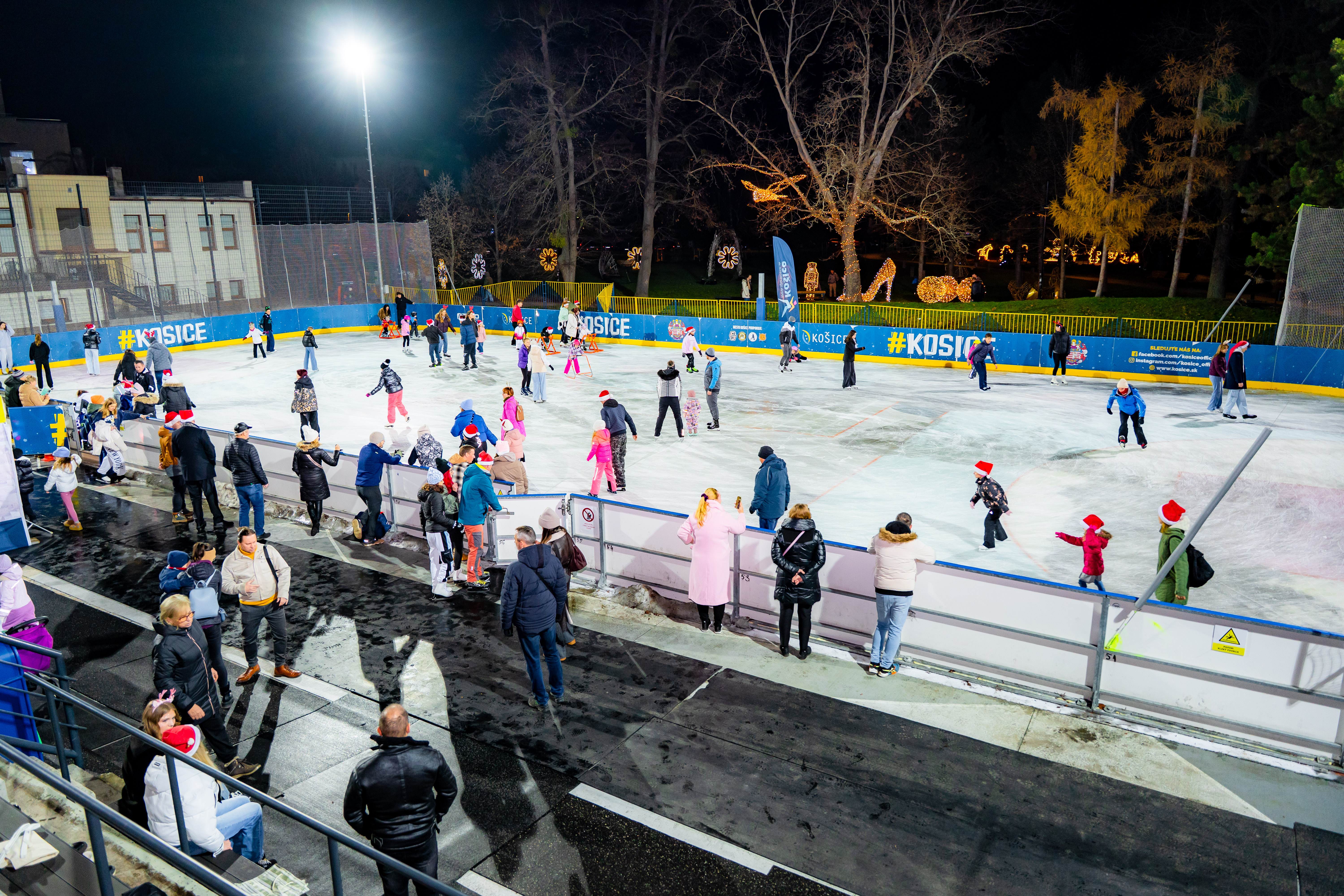 Otvorenie ladovej plochy v Mestskom parku-17